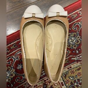 Coach flats two tones tan and white with gold details